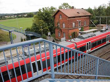 Vom Bahnsteig über die Treppe auf die Brücke zum Pendlerparkplatz: Diesen Weg lehnen die Kersbacher Bürger ab. Foto: Hofbauer
