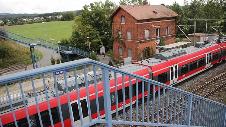 Vom Bahnsteig über die Treppe auf die Brücke zum Pendlerparkplatz: Diesen Weg lehnen die Kersbacher Bürger ab. Foto: Hofbauer