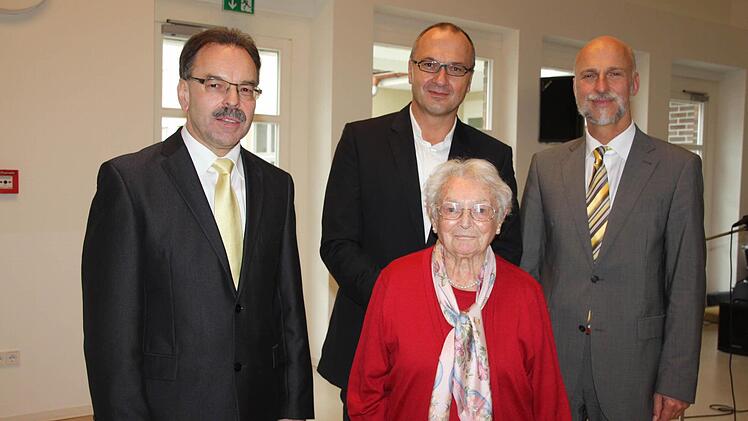 Rektor Harald Bötsch. Architekt Johannes Messerschmitt, Zeitzeugin Else Siegel und Oberbürgermeister Kay Blankenburg (von links). Foto: Edgar Bartl