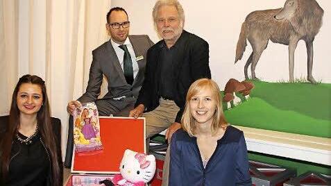 Die Studentinnen Konstantina Erimidou (links) und Elisabeth Auer in ihrem Märchenzimmer. Auch Hannes Schmidt, Geschäftsführer der Galeria Kaufhof (links) und Auwi Stübbe fühlen sich hier wohl.