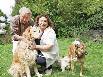 Herbert und Marion Hausmann mit (von links) Pensionshund Sam und den beiden eigenen Hunden Fabia und Raja. Fotos: Arkadius Guzy