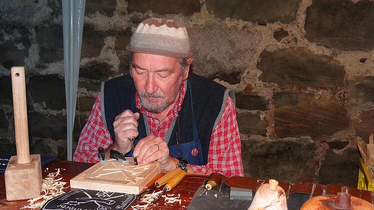 Was aus Holz entstehen kann, zeigte Armin Dominka im Wolzngarten. Er beherrscht noch ein Handwerk aus der Vergangenheit.  Foto: Johanna Eckert