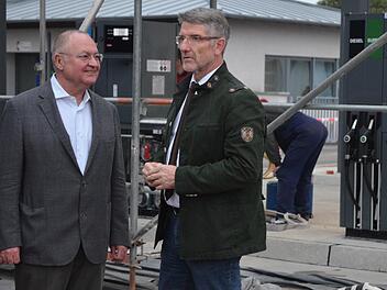 Landrat Michael Busch (rechts) im Gespräch mit dem Chef der Amo-Debus Gruppe, Ullrich Debus vor der Tankstelle des Unternehmens, in die am Standort Untersiemau gerade rund 400 000 Euro investiert wurden. Foto: Rainer Lutz