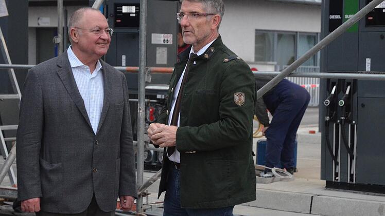 Landrat Michael Busch (rechts) im Gespräch mit dem Chef der Amo-Debus Gruppe, Ullrich Debus vor der Tankstelle des Unternehmens, in die am Standort Untersiemau gerade rund 400 000 Euro investiert wurden. Foto: Rainer Lutz