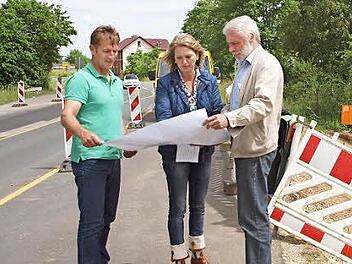 Stadtbaumeister Jürgen Graßinger machte im Beisein der 2. Bürgermeisterin Sabine Rießner und von Georg Deuerling vom Stadtbauamt auf die Sperrung der Köstener Straße aufmerksam. Foto: Alfred Thieret