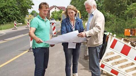 Stadtbaumeister Jürgen Graßinger machte im Beisein der 2. Bürgermeisterin Sabine Rießner und von Georg Deuerling vom Stadtbauamt auf die Sperrung der Köstener Straße aufmerksam. Foto: Alfred Thieret
