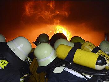 Feuerwehrleute erleben im Ausbildungscontainer eine Rauchgasdurchzündung. Im Ernstfalleinsatz ist das eine äußerst gefährliche Situation. Hier können die Atemschutzgeräteträger lernen, wie sie damit umgehen müssen, um heil wieder heraus zu kommen. Foto: Rainer Lutz