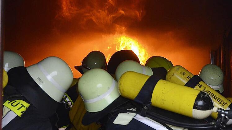 Feuerwehrleute erleben im Ausbildungscontainer eine Rauchgasdurchzündung. Im Ernstfalleinsatz ist das eine äußerst gefährliche Situation. Hier können die Atemschutzgeräteträger lernen, wie sie damit umgehen müssen, um heil wieder heraus zu kommen. Foto: Rainer Lutz