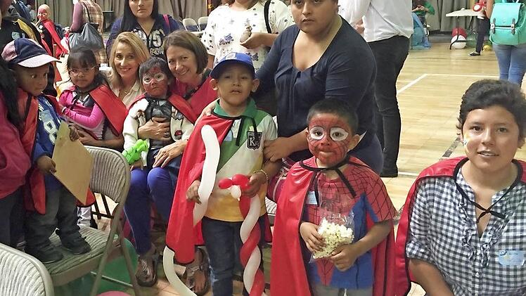 Sabine Mehling-Sitter setzt sich im Verein "Sol y Vida" für krebskranke Kinder ein, das Bild zeigt die Weihnachtsfeier für die kleinen Patienten.