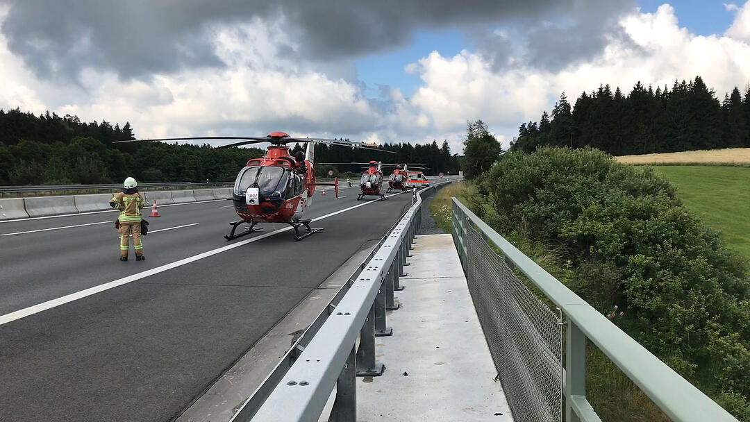 Brennender Reisebus nach Verkehrsunfall - Nach ersten Angaben mehrere Personen verletzt, zum Teil wohl auch schwer – Autobahn komplett gesperrt – Großaufgebot an Einsatzkräften vor Ort – Vier Rettungshubschrauber auf der Autobahn gelandet