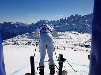 Jacob Schramm wartet im Starthäuschen auf 2395 Meter Höhe am St. Pellegrino-Pass auf den Startschuss zum Super-G-Rennen. Im Ziel ist er ziemlich enttäuscht über seine Leistung. Foto: privat