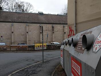 Hatten am Freitag noch freie Kapazitäten: Die Altglascontainer an der Ecke Hinterm Marstall/Leopoldstraße. Foto: Simone Bastian