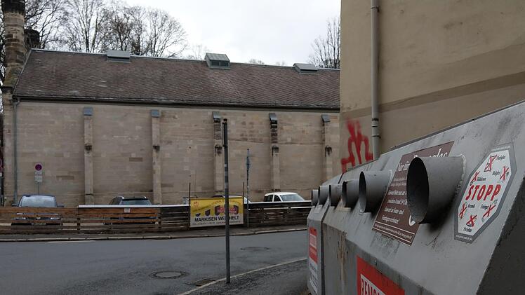 Hatten am Freitag noch freie Kapazitäten: Die Altglascontainer an der Ecke Hinterm Marstall/Leopoldstraße. Foto: Simone Bastian