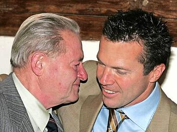 Lothar Matthäus besucht seinen Vater Heinz immer mal wieder in Herzogenaurach. So 2004, als sie gemeinsam die Goldene Hochzeit der Eltern feierten.  Fotos: Udo Dreier