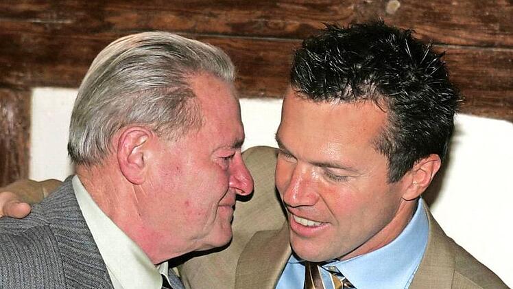 Lothar Matthäus besucht seinen Vater Heinz immer mal wieder in Herzogenaurach. So 2004, als sie gemeinsam die Goldene Hochzeit der Eltern feierten.  Fotos: Udo Dreier