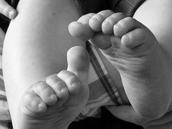 Im nordrhein-westfälischen Hagen hat ein 30-Jähriger seinen einjährigen Pflegesohn zu Tode misshandelt. Nun muss er für 12 Jahre in Haft. Symbolfoto: pixabay.com/Counselling