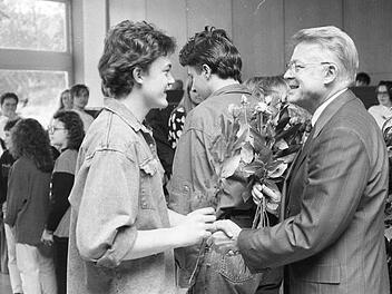 Elmar Schuster hat Schülern wie Lehrern Vertrauen entgegengebracht.Unser Archivbild zeigt Elmar Schuster bei seiner Verabschiedung in den Ruhestand. Schüler überreichten ihm zum Dank Rosen.  Archiv/Heike Beudert