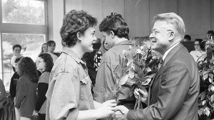 Elmar Schuster hat Schülern wie Lehrern Vertrauen entgegengebracht.Unser Archivbild zeigt Elmar Schuster bei seiner Verabschiedung in den Ruhestand. Schüler überreichten ihm zum Dank Rosen.  Archiv/Heike Beudert