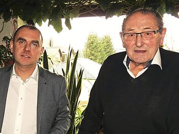 Jubilar Heinz Kauper freute sich über die Glückwünsche von Bürgermeister Alexander Wunderlich (li.).