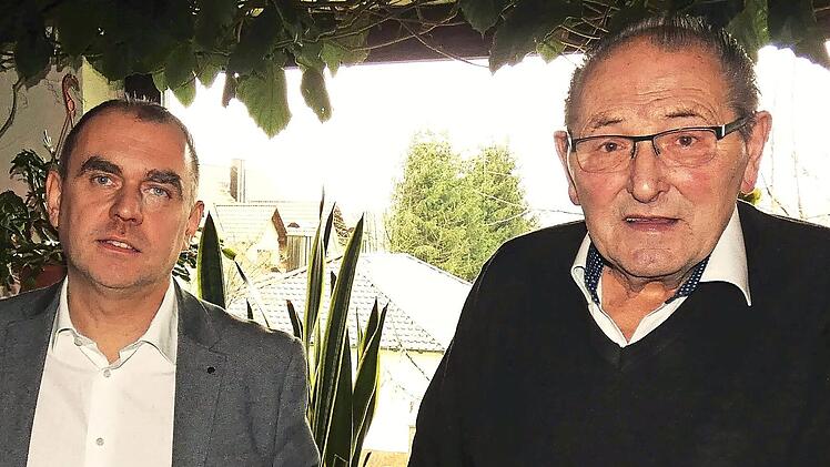 Jubilar Heinz Kauper freute sich über die Glückwünsche von Bürgermeister Alexander Wunderlich (li.).