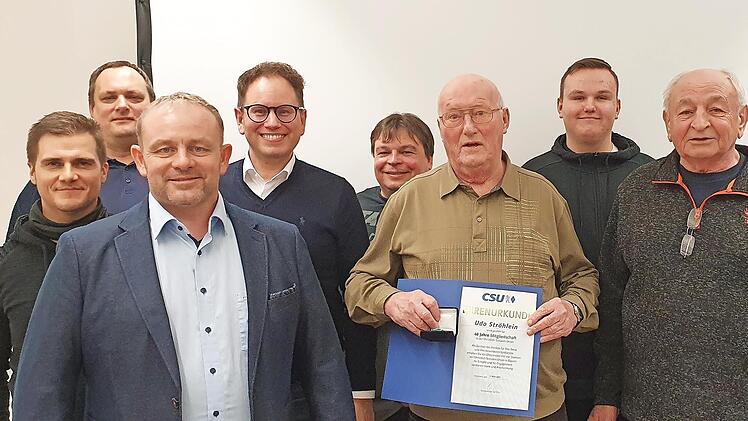 Bei der CSU Ziegelerden wurde geehrt und gewählt (von links): Kassenprüfer Christian Kapfhammer, stv. Vorsitzender Frank Heim, Erster Vorsitzender Johannes Hausmann, Kassenprüfer Dominic Schneider, Schatzmeister Andreas Roth, Jubilar Udo Ströhlein...