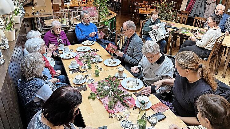 J&uuml;rgen Dippold liest die Weihnachtsgeschichte im Rahmen der Adventsandacht.