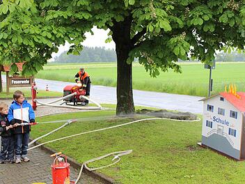 Vielleicht sind diese beiden Kinder schon einmal auf den Geschmack gekommen und treten in wenigen Jahren der Feuerwehr bei. Foto: fra-press