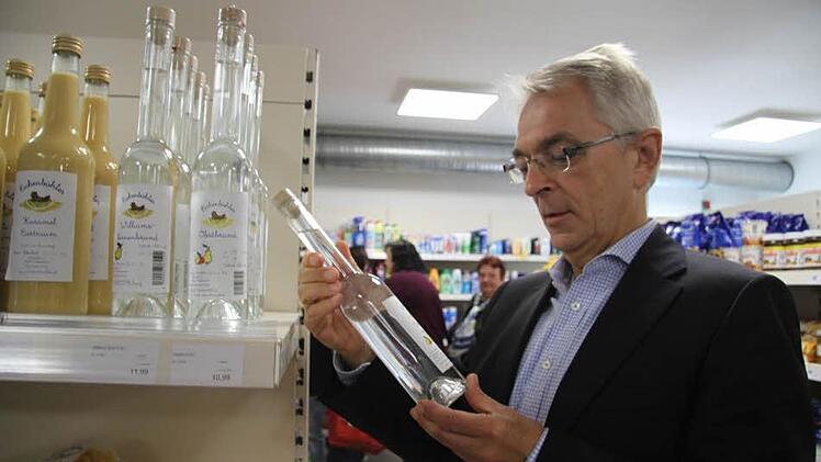 Der Bereichsleiter der Kulmbacher Bank Gerhard Zettel interessiert sich vor allem für die regionalen Produkte