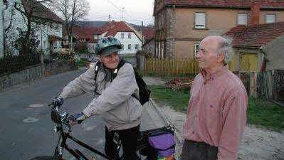 Mit Regenbekleidung, Schutzhelm und einem seinem neusten Fahrrad mit Hilfsmotor, startet Erich Heß trotz Regen und Wind zu einer 25 Kilometer langen Radtour in den Baunachgrund. Foto: Helmut Will