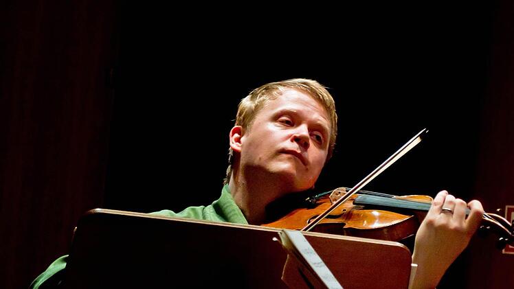 Mit verblüffend schattierungsreichem Ton beeindruckte der Geiger Pekka Kuusisto.Foto: Jochen Berger