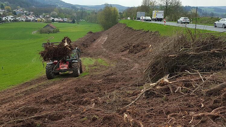 Bei Forstlahm wird eine Linksabbiegespur gebaut. Im Vorgriff werden derzeit Böschungsarbeiten durchgeführt. Fotos: Alexander Hartmann