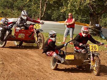 Akrobatik ist auf den Seitenwagen in jeder Kurve gefragt. Im Bild mit der Nummer 55 hinten Christian Köhler und Roby Belß