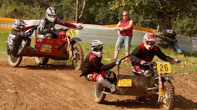 Akrobatik ist auf den Seitenwagen in jeder Kurve gefragt. Im Bild mit der Nummer 55 hinten Christian Köhler und Roby Belß
