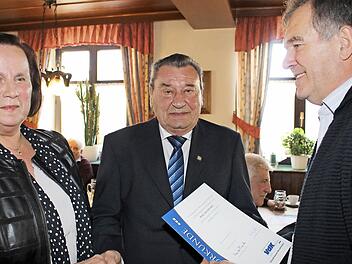 VdK-Kreisvorsitzende Erika Jäger (links) und Pommersfeldens Bürgermeister Hans Beck (rechts) würdigten die Verdienste, die VdK-Ortsverbandsvorsitzender Karl Neudecker in 50 Jahren erworben hat.  Foto: See