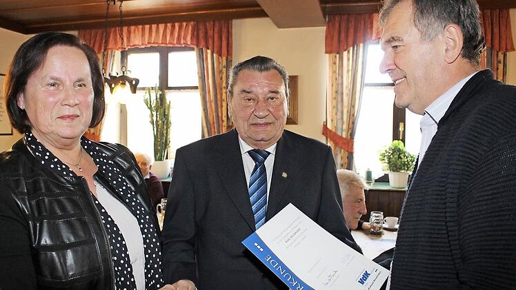 VdK-Kreisvorsitzende Erika Jäger (links) und Pommersfeldens Bürgermeister Hans Beck (rechts) würdigten die Verdienste, die VdK-Ortsverbandsvorsitzender Karl Neudecker in 50 Jahren erworben hat.  Foto: See