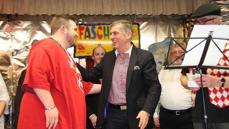 Bürgermeister Siegfried Decker und Nicolas Peter nach der Ordensverleihung Foto: Jürgen Gärtner