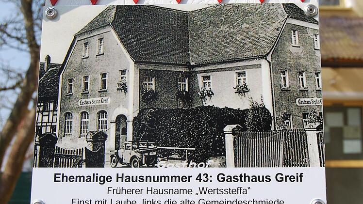 Das Gasthaus Greif mit Gemeindeschmiede. Foto: Gerhard Hoch