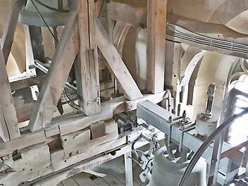 Die Glocken der Stadtpfarrkirche Bad Königshofen werden wohl noch einige Zeit schweigen. Ein Blitzschlag hatte in der Nacht des 20. Juli die Elektronik und Steuerung zerstört. Lediglich "Toten- und Ipthäuser Glocke" (im Hintergrund) funktionieren. Foto: Friedrich