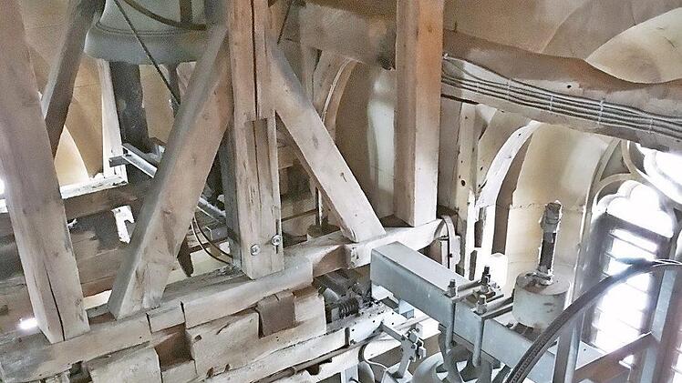 Die Glocken der Stadtpfarrkirche Bad Königshofen werden wohl noch einige Zeit schweigen. Ein Blitzschlag hatte in der Nacht des 20. Juli die Elektronik und Steuerung zerstört. Lediglich "Toten- und Ipthäuser Glocke" (im Hintergrund) funktionieren. Foto: Friedrich