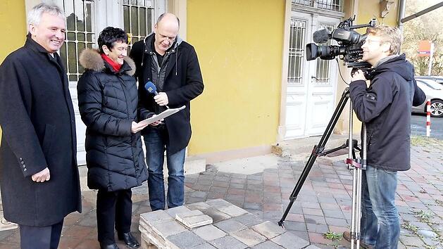 B&uuml;rgermeister Werner Diersch und die Awo-Kreisvorsitzende Inge Aures erl&auml;uterten Redakteur Markus Feulner und Kameramann Andreas H&uuml;bner vom Bayerischen Fernsehen (von links) das Konzept f&uuml;r den Umbau des Trebgaster Bahnhofs. Foto: Dieter H&uuml;bner