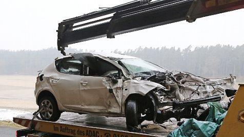 Der Seat des 41-J&auml;hrigen wurde v&ouml;llilg demoliert.  Foto: Ittig/NEWS5