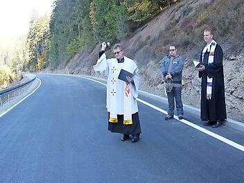 Pater Jan Poja (links) und sein evangelischer Kollege Andreas Krauter bei der Segnung der Lamitztalstraße. Foto: Veronika Schadeck