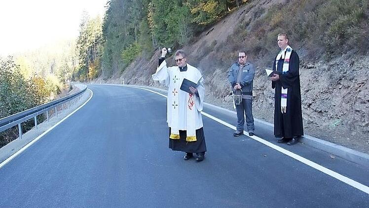Pater Jan Poja (links) und sein evangelischer Kollege Andreas Krauter bei der Segnung der Lamitztalstraße. Foto: Veronika Schadeck