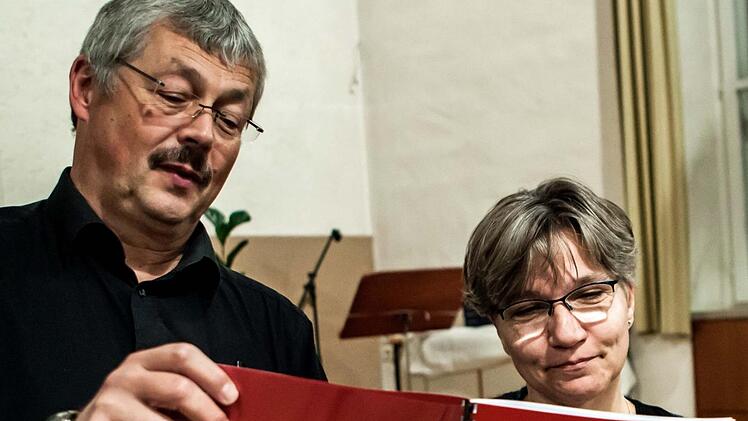 Die Luther-Kantate "Allein aus Gnade" mit der Musik von Sigurd Knopp (inks) und der Textfassung von Birgit Kleefeld (rechts) erklingt am Sonntag, 11. November, im Gottesdienst in der Heilig-Kreuz-Kirche in Coburg.Foto: Jochen Berger