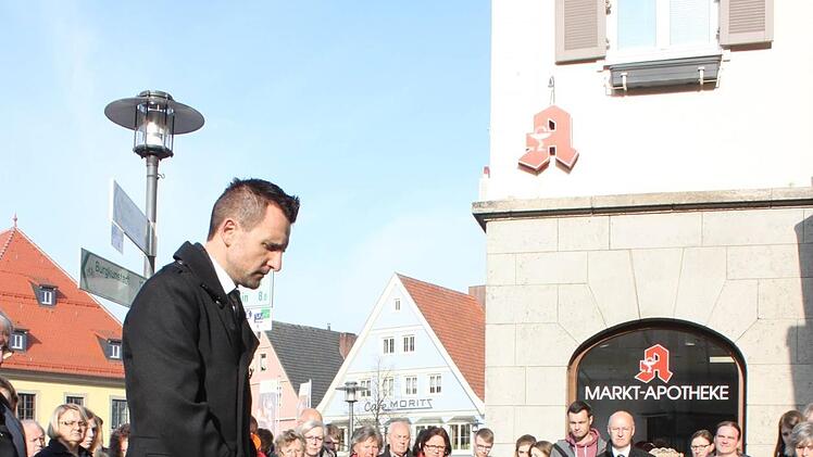 Bürgermeister Andreas Hügerich vor den Gedenksteinen für Karl Kraus und Josef Kraus vor deren früherer Wohnung am Marktplatz.