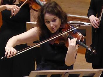 Wenn Patricia Kopatchinskaja das "kleine" Mendelssohn-Violinkonzert spielt, knistert die Luft im Saal. Foto: Gerhild Ahnert