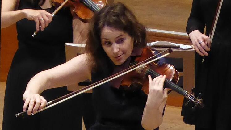 Wenn Patricia Kopatchinskaja das "kleine" Mendelssohn-Violinkonzert spielt, knistert die Luft im Saal. Foto: Gerhild Ahnert
