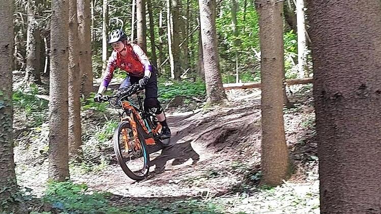 Mountainbiker haben Gefallen gefunden am Terrain des Kreuzbergs bei D&ouml;rfleins.  Foto: privat