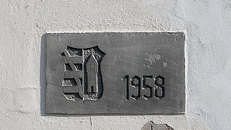 Der Grundstein der Schule aus dem Jahr 1958. Foto: Robert Wachter
