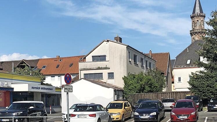 Auf dem Parkplatz vor dem ehemaligen Edeka-Markt kann kostenlos geparkt werden. Die Stadt stellt 48 Plätze zur Verfügung.